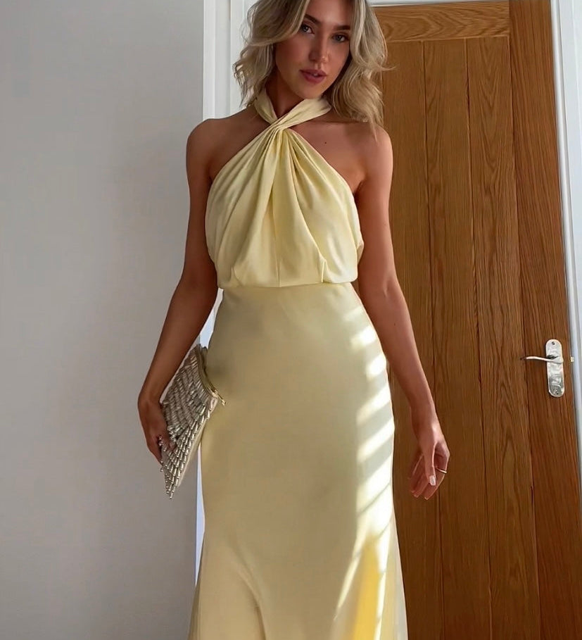 Ismira - Elegante abito lungo con scollo all'americana e ruches