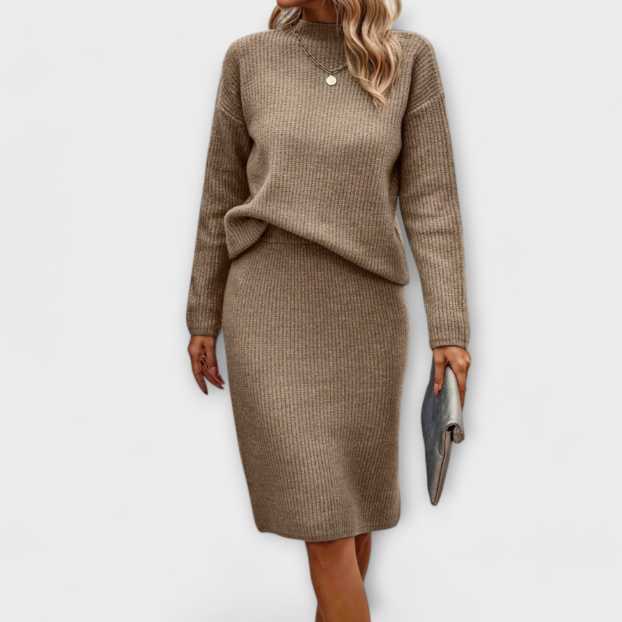 Completo di maglione e gonna a due pezzi